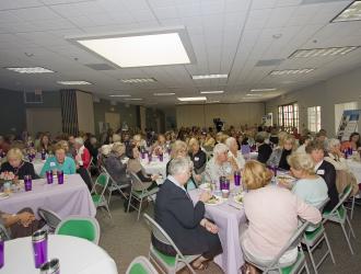 Members and guests enjoying lunch.